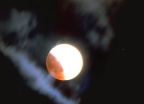 Die Totale Mondfinsternis des 09. Januar 2001 - Beobachtungen in Herzberg (E.):   Farbenspiel mit Wolken um 19:10 Uhr UT