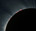 Sonnenfinsternis - 29. 03. 2006 - Bildkomposit: 1 Protuberanzen-Einzelbild (Jörn Leineweber) + 1 Videosummembild der Korona (Ralf Hofner).