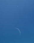 Mondsichel und Venus am Tageshimmel